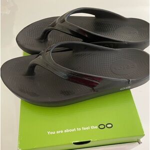 Oofos flip flop sandals